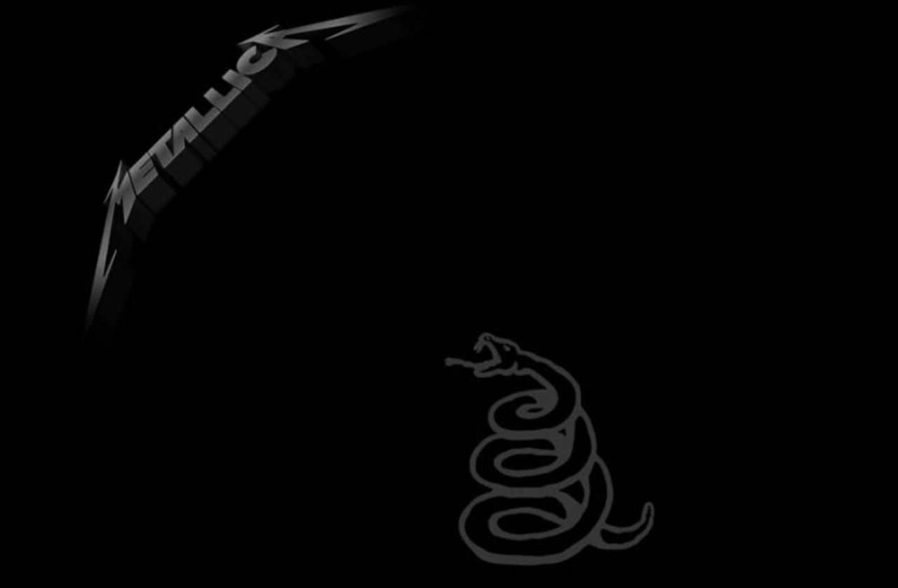 Un carré noir avec un dessin de serpent en bas et le logo de metallica en haut à gauche.