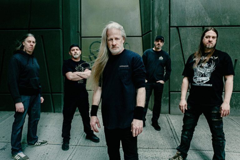 Les 5 membres de obliveon qui sont position devant un bâtiment